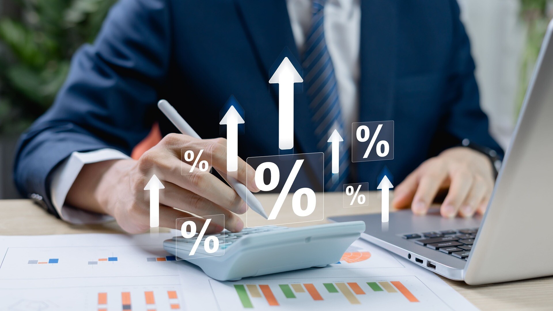Rechner mit Prozentzeichen und Pfeilen nach oben