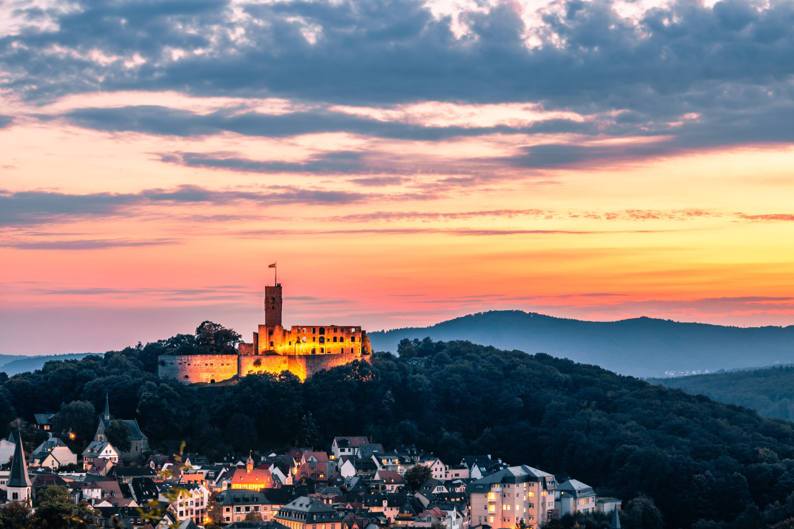 Königstein im Taunus bei Frankfurt, Blick auf eine Ruine in der Abenddämmerung
