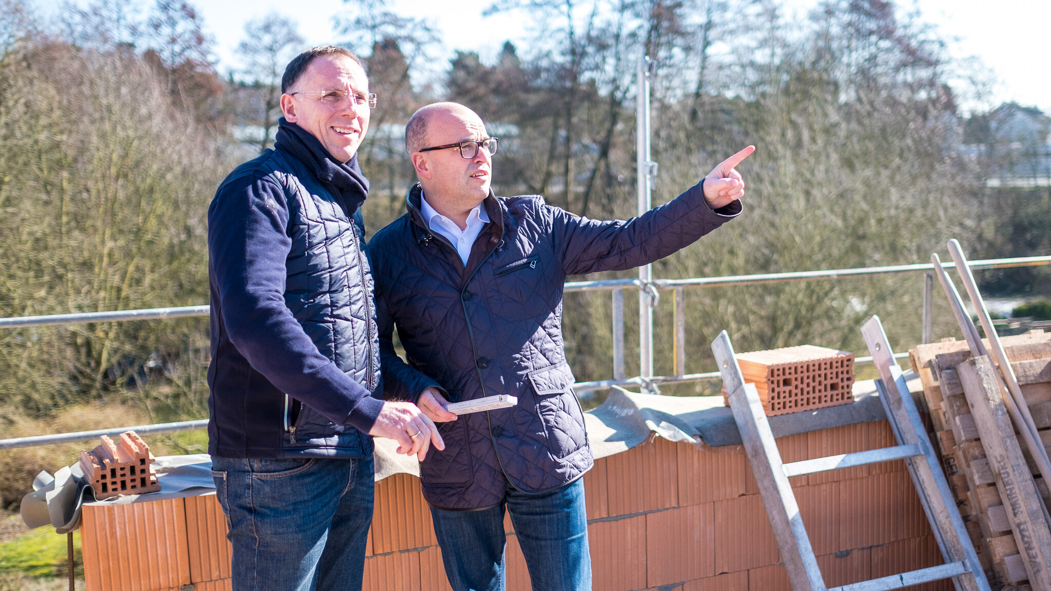 Besprechung mit dem Bauträger an der Baustelle