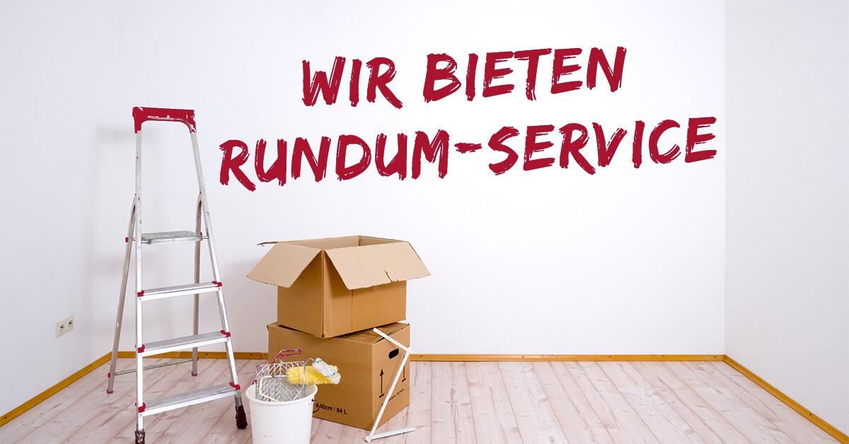 Umzugskartons und Leiter in leerer Wohnung. An der Wand steht 'Wir bieten rundum-Service'