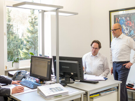 Mitarbeiter an Schreibtischen im Büro