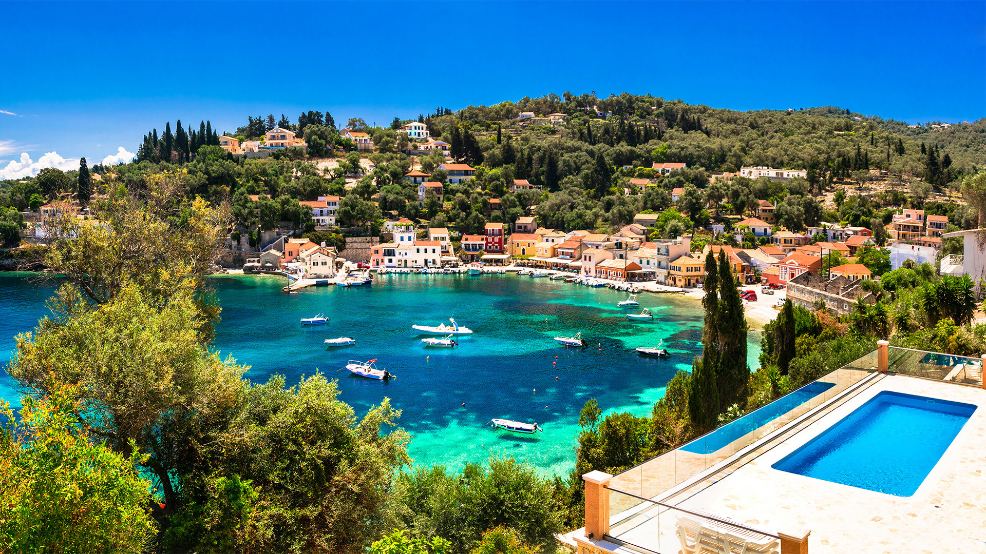 Blick auf das Dorf Loggos auf der Insel Paxos mit malerischen Gebäuden, Meer und Landschaft