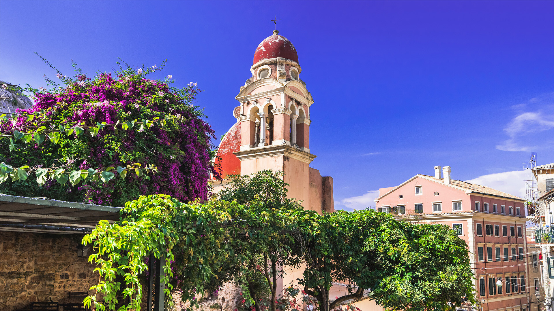 Gebäude in der Altstadt von Korfu mit vielen Blumen