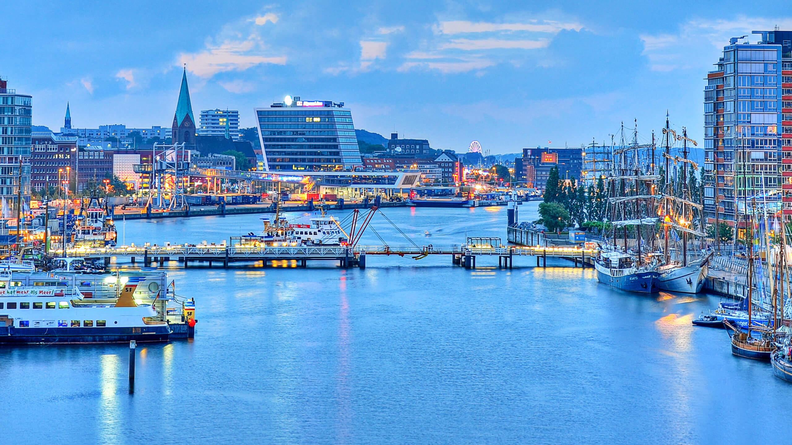 Hafen Kiel bei Dämmerung