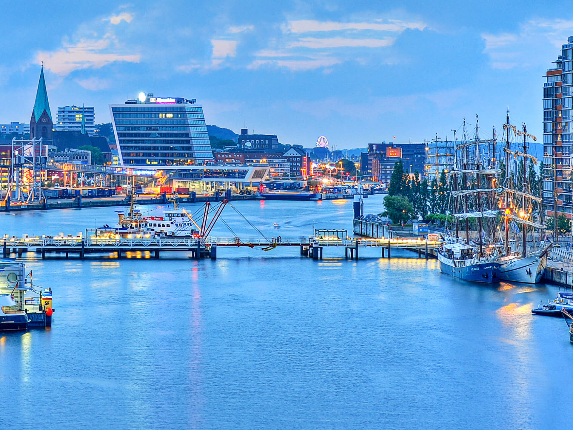 Hafen Kiel bei Dämmerung