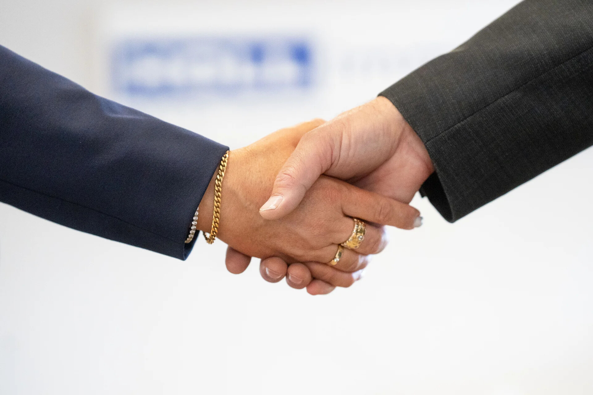 Nahaufnahme eines Händedrucks zur Versiegelung eines Geschäfts.