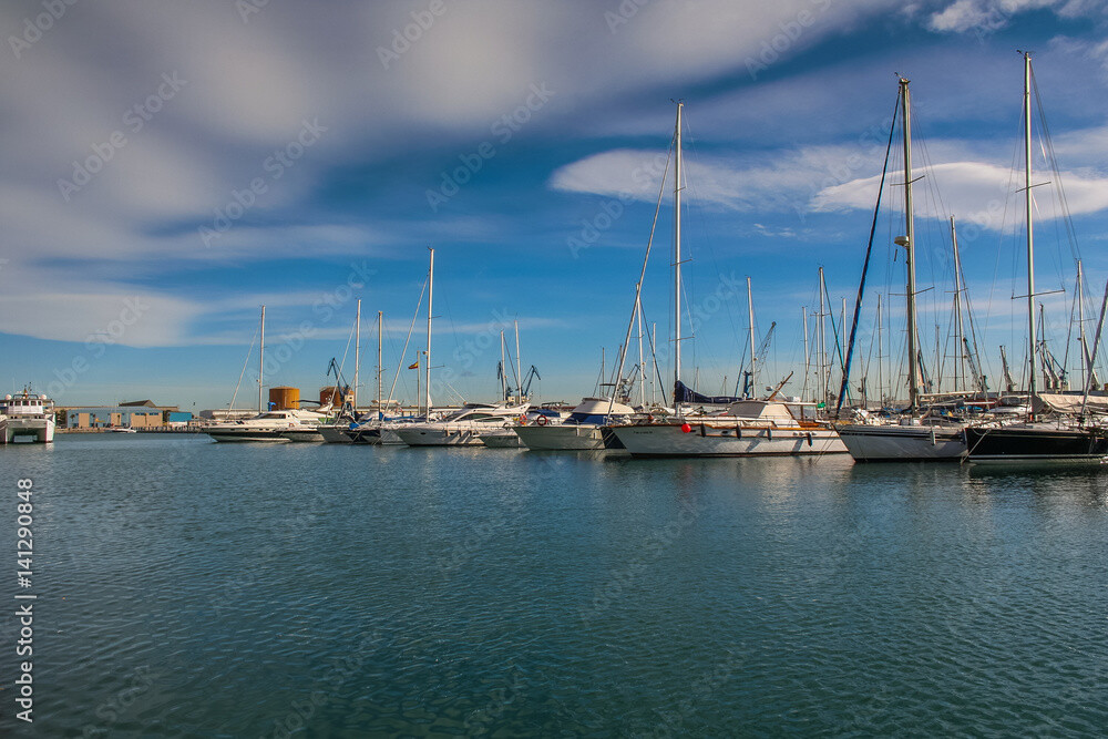 Boote im sonnigen Jachthafen bei blauem Himmel