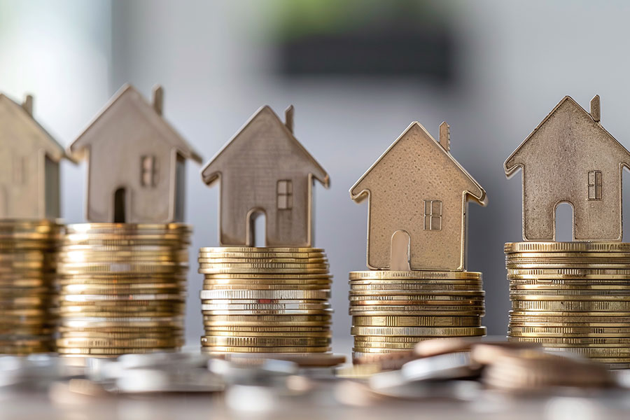 Münzstapel mit Häusern