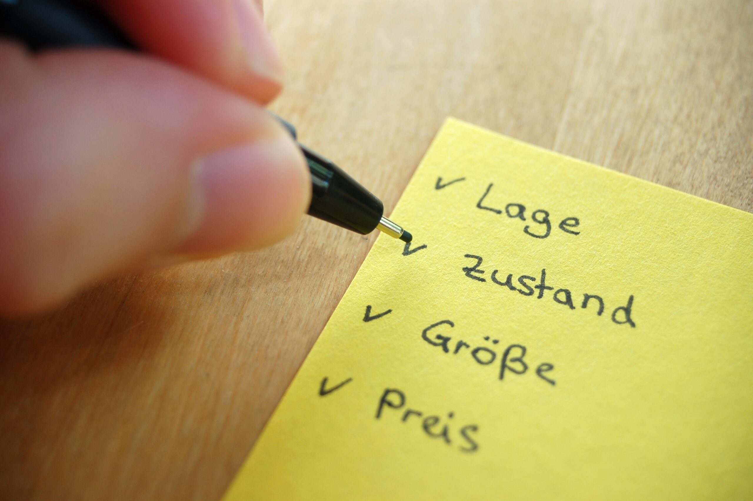 Eine Person hakt Punkte auf einer Liste ab