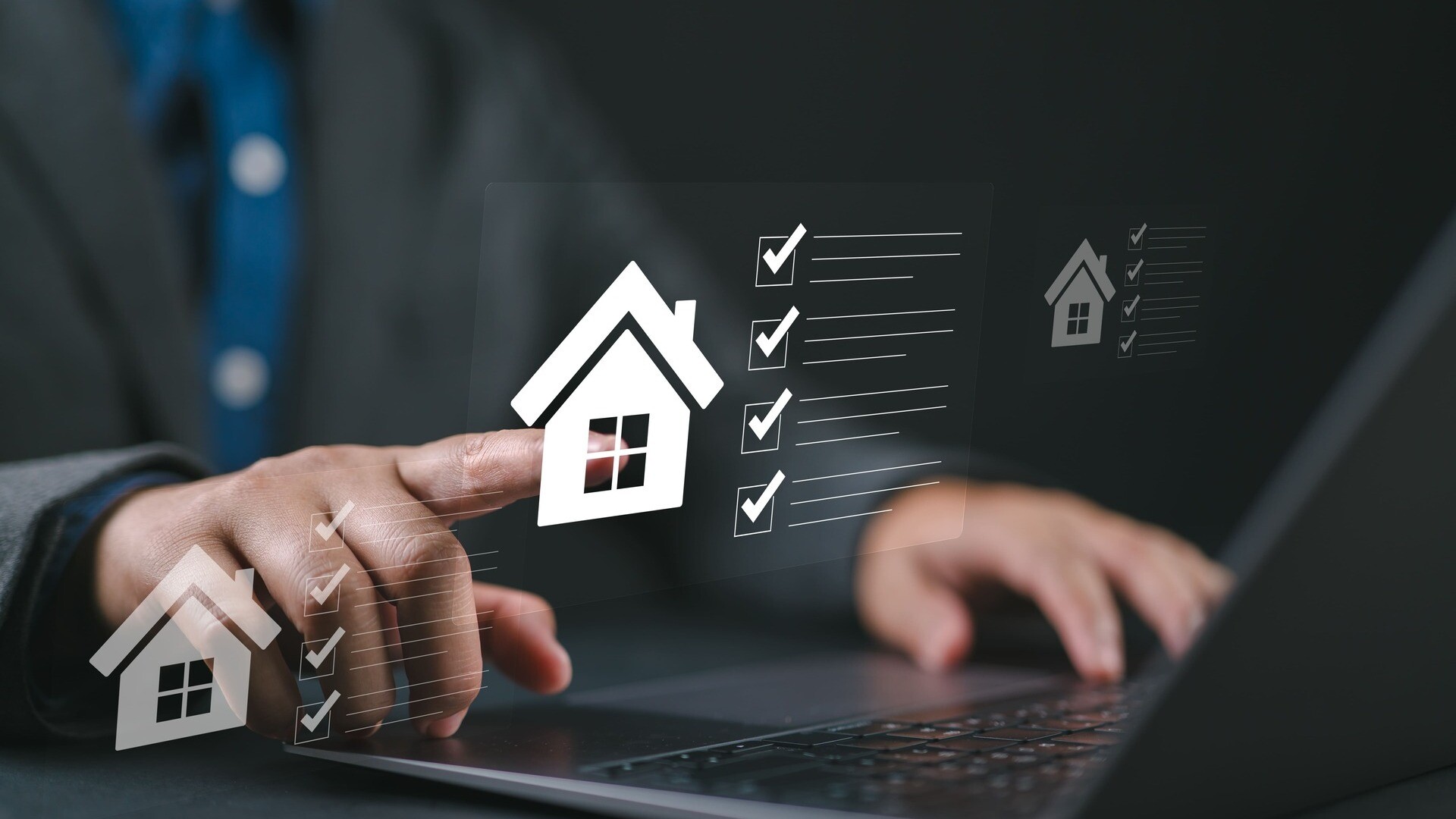 Eine Person tippt auf ein digitales Haus