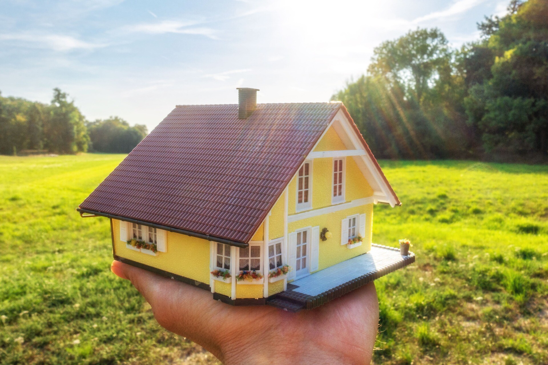 Modellhaus in der Hand