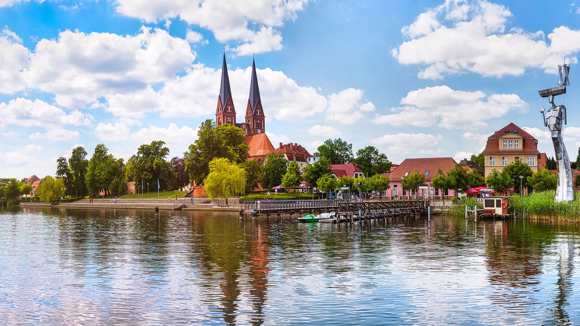 Neuruppiner See with the monastery church