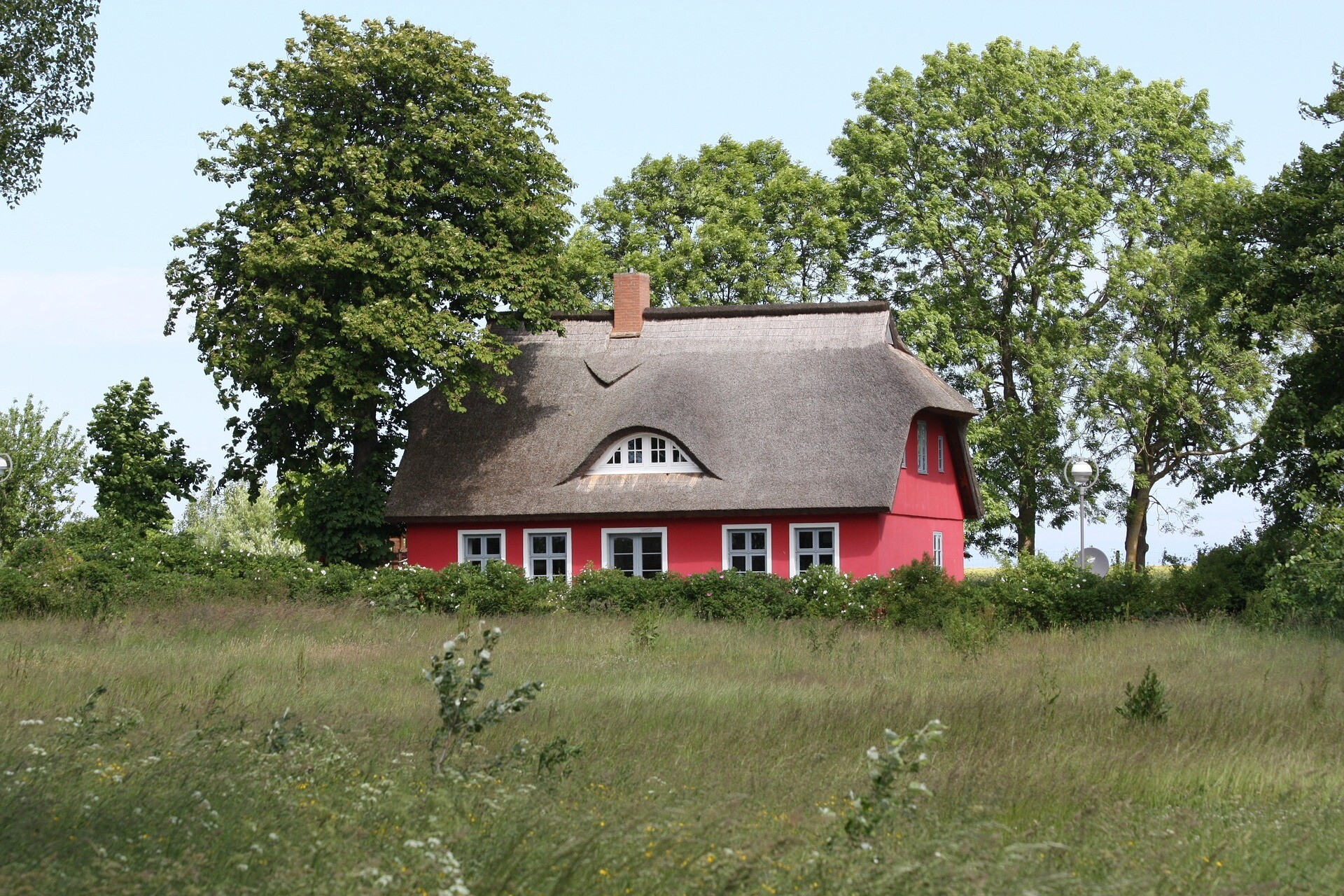 Charmantes rotes Reetdachhaus auf Rügen