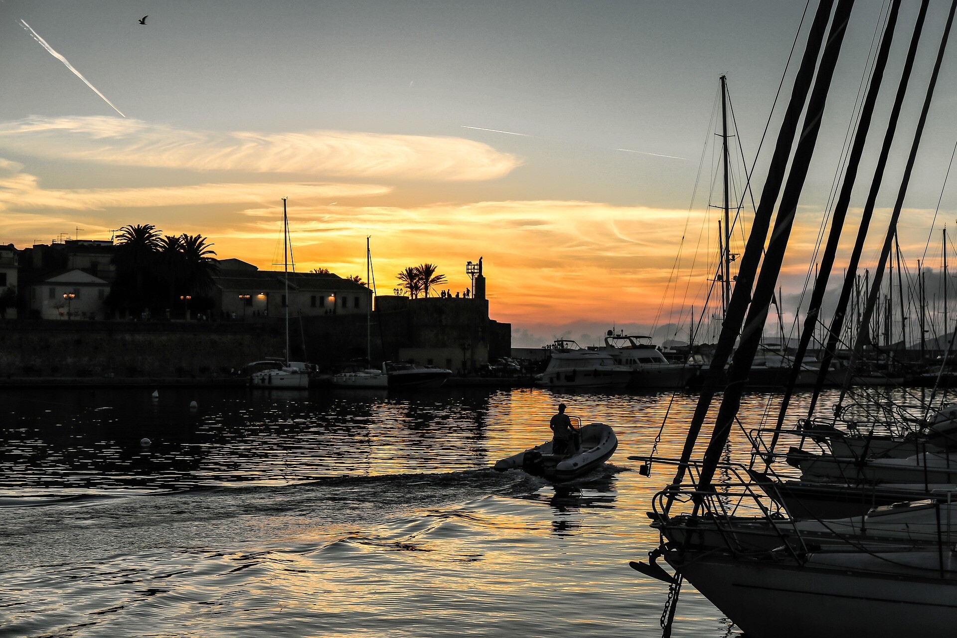 Romantischer Sonnenuntergang über einem Hafen auf Sardinien