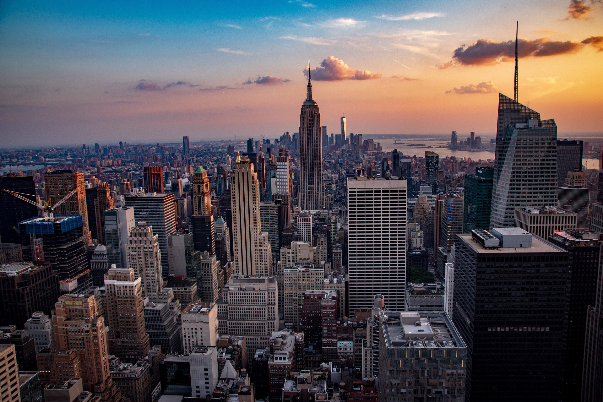 Die Skyline von New York City bei Sonnenuntergang