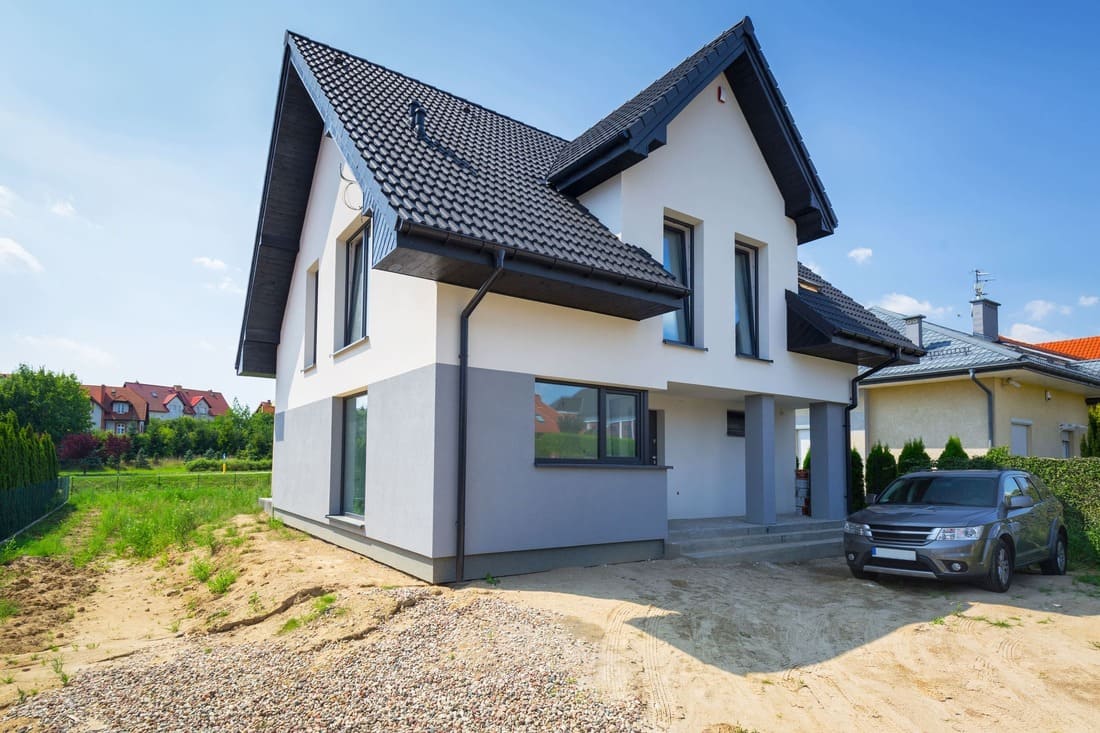 Ein freistehendes modernes Einfamilienhaus