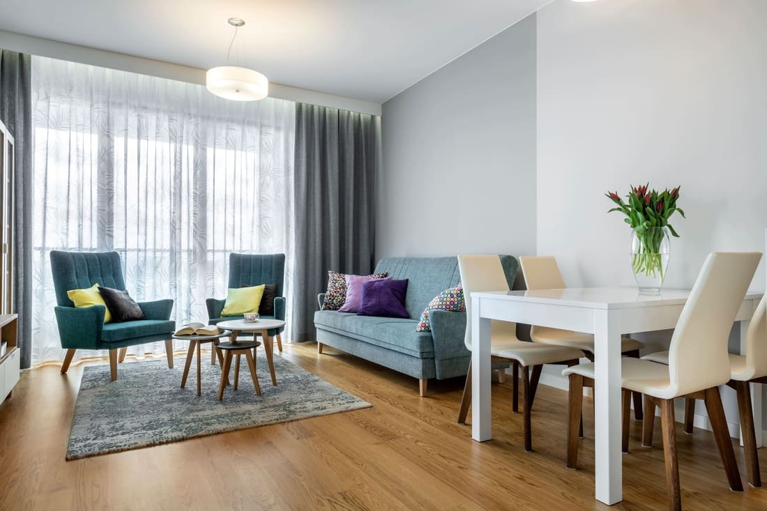 Ein modern eingerichtetes Wohnzimmer