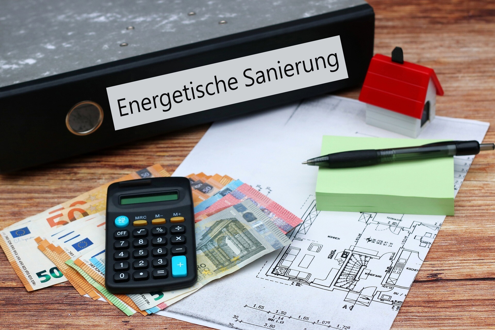Ordner mit Aufschrift Energetische Sanierung und Unterlagen