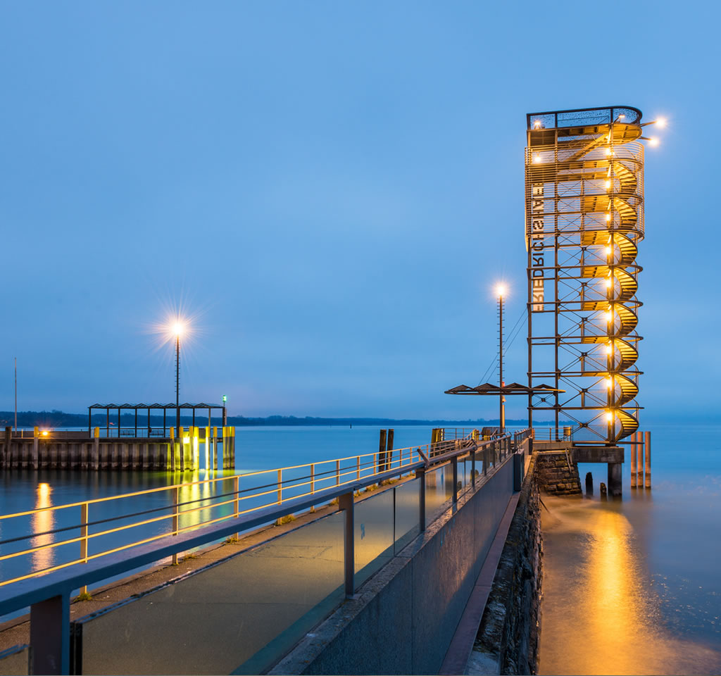 Moleturm von Friedrichshafen bei Dämmerung