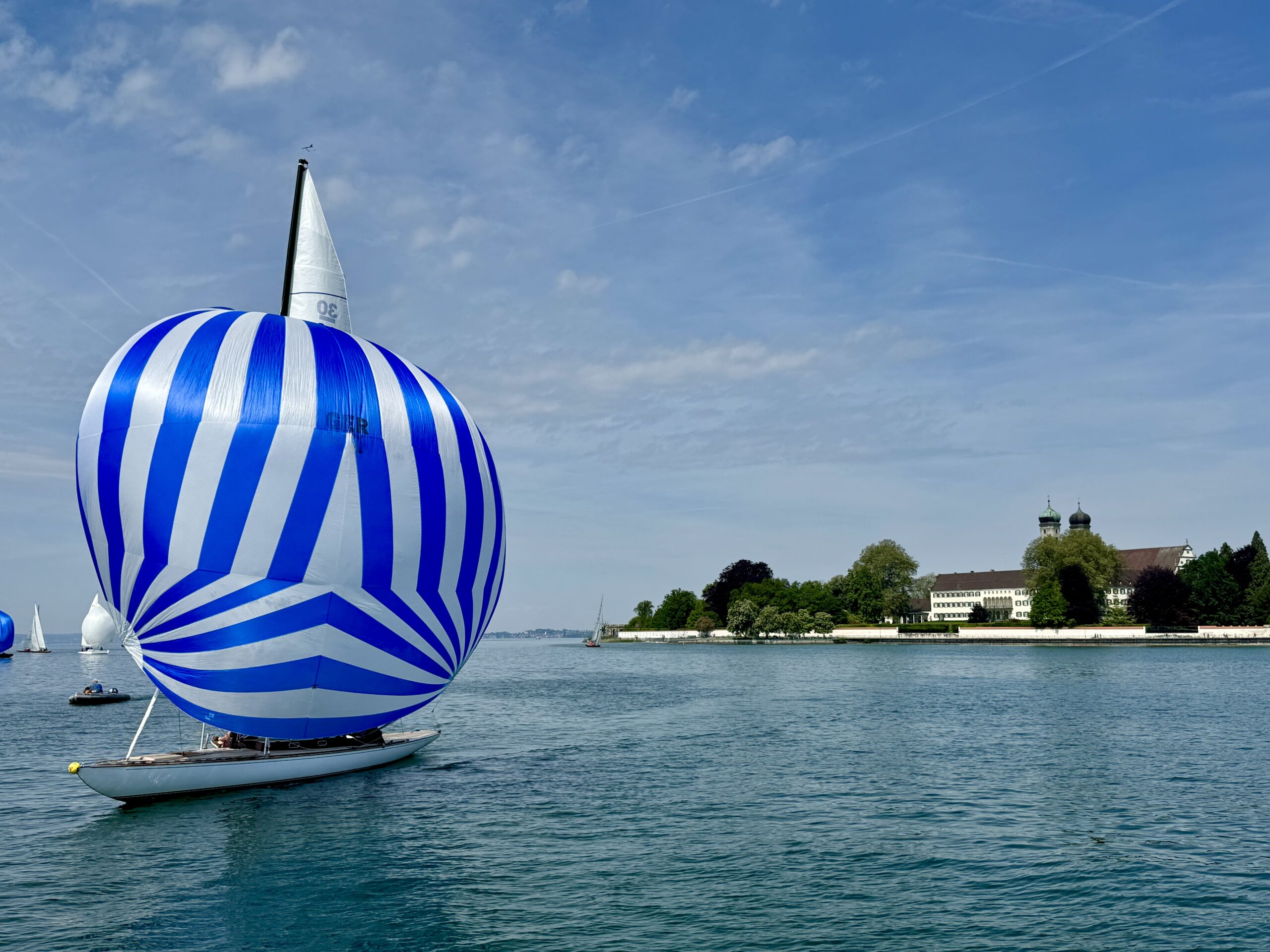 Segelboot blau-weiß gestreift in Friedrichshafen