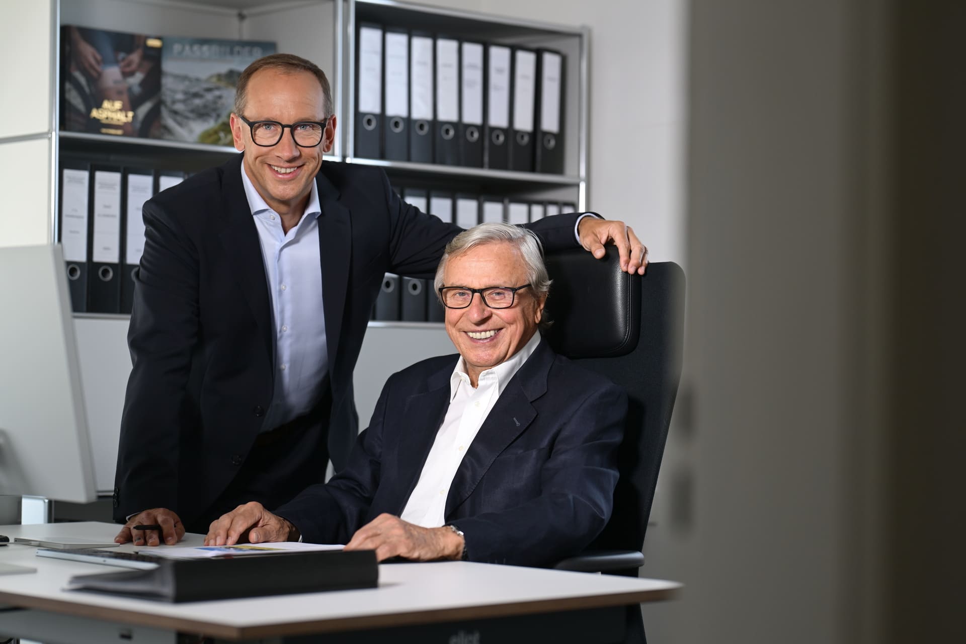 Hermann Maier und Steffen Maier am Tisch.