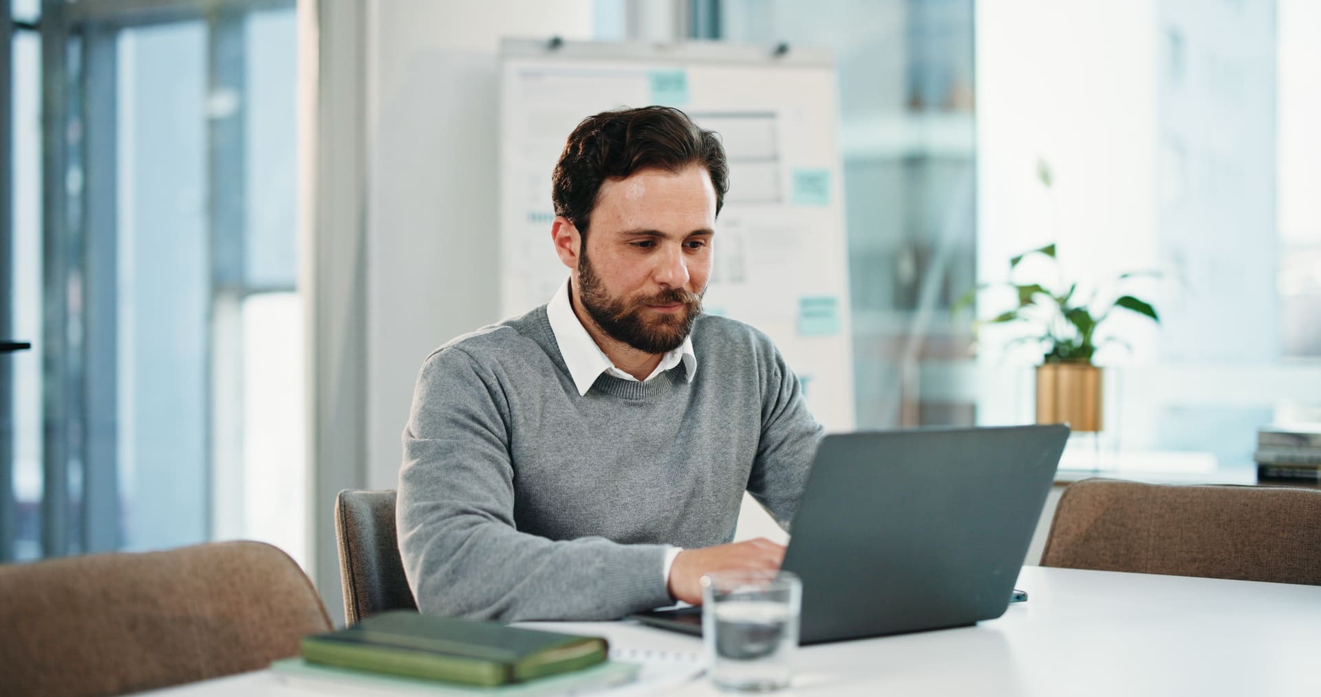 Mann arbeitet am Laptop für den privaten Verkauf seiner Immobilie