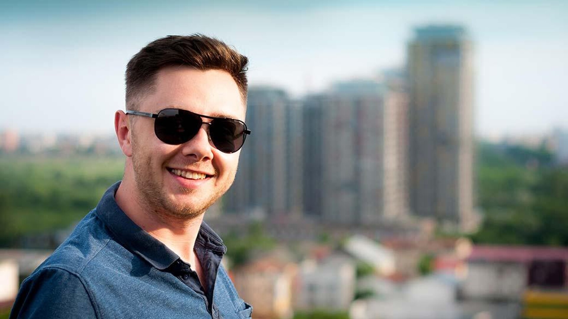 Aufnahme von einem Makler mit Hochhäusern im Hintergrund