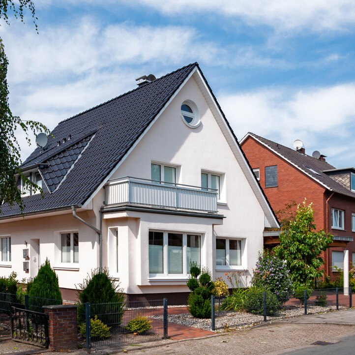 Frontaufnahme eines Einfamilienhauses