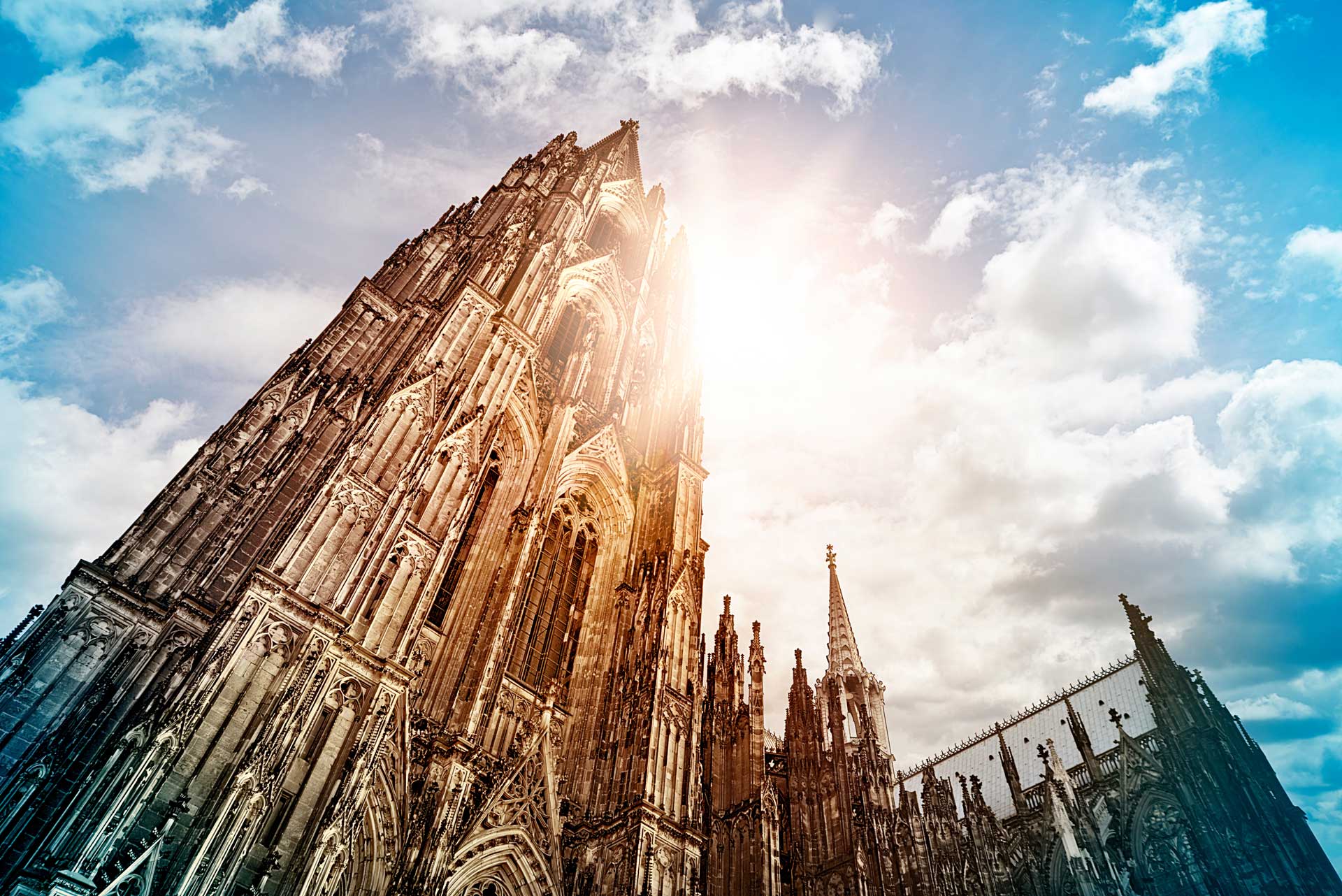 Aufnahme des Kölner Doms bei gutem Wetter als Symbol für die Baustile in Köln