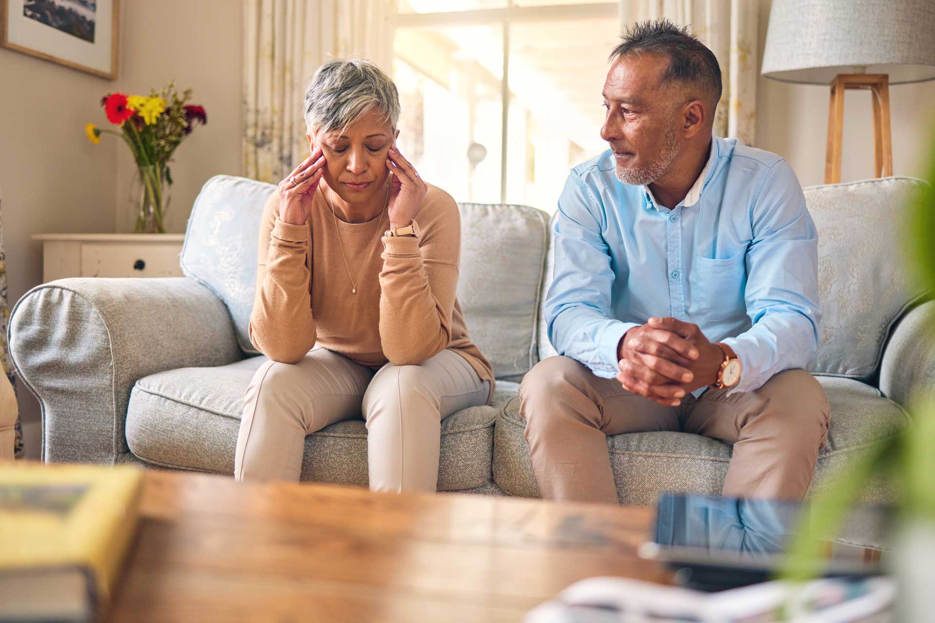 Ehepaar in Scheidung sitzt auf dem Sofa im Wohnzimmer und streitet