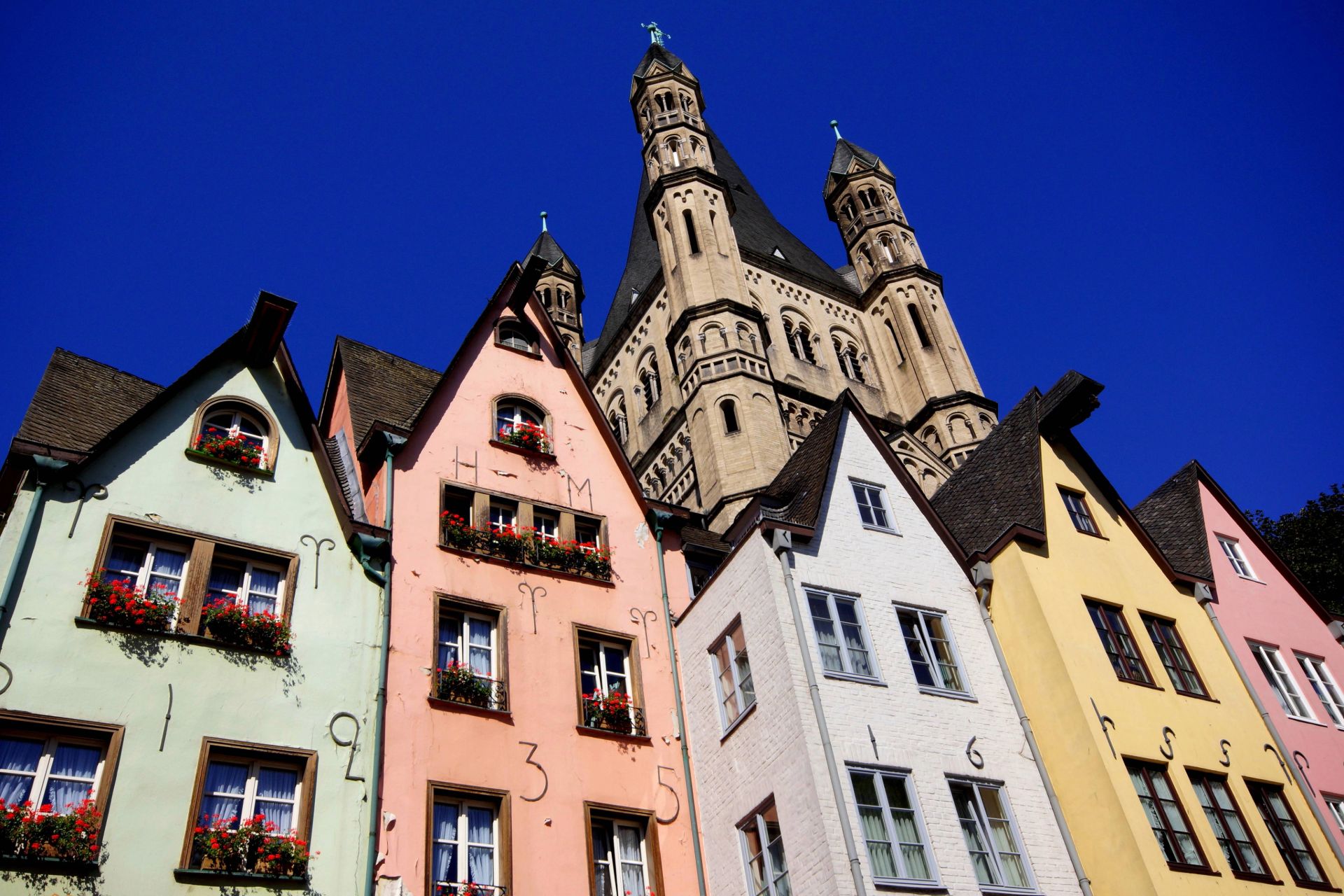 Historische Giebelhäuser am Kölner Fischmarkt vor der Kirche Groß St. Martin.