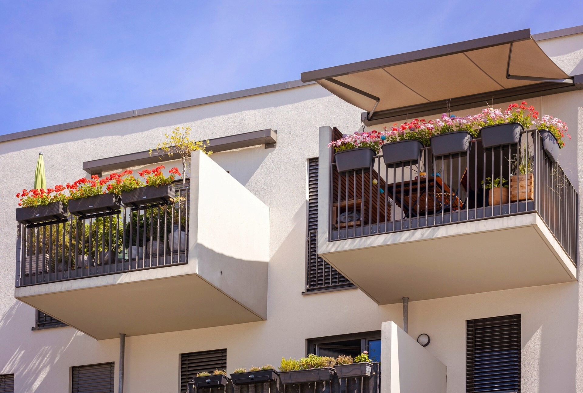 Balkone mit Blumen und Markise