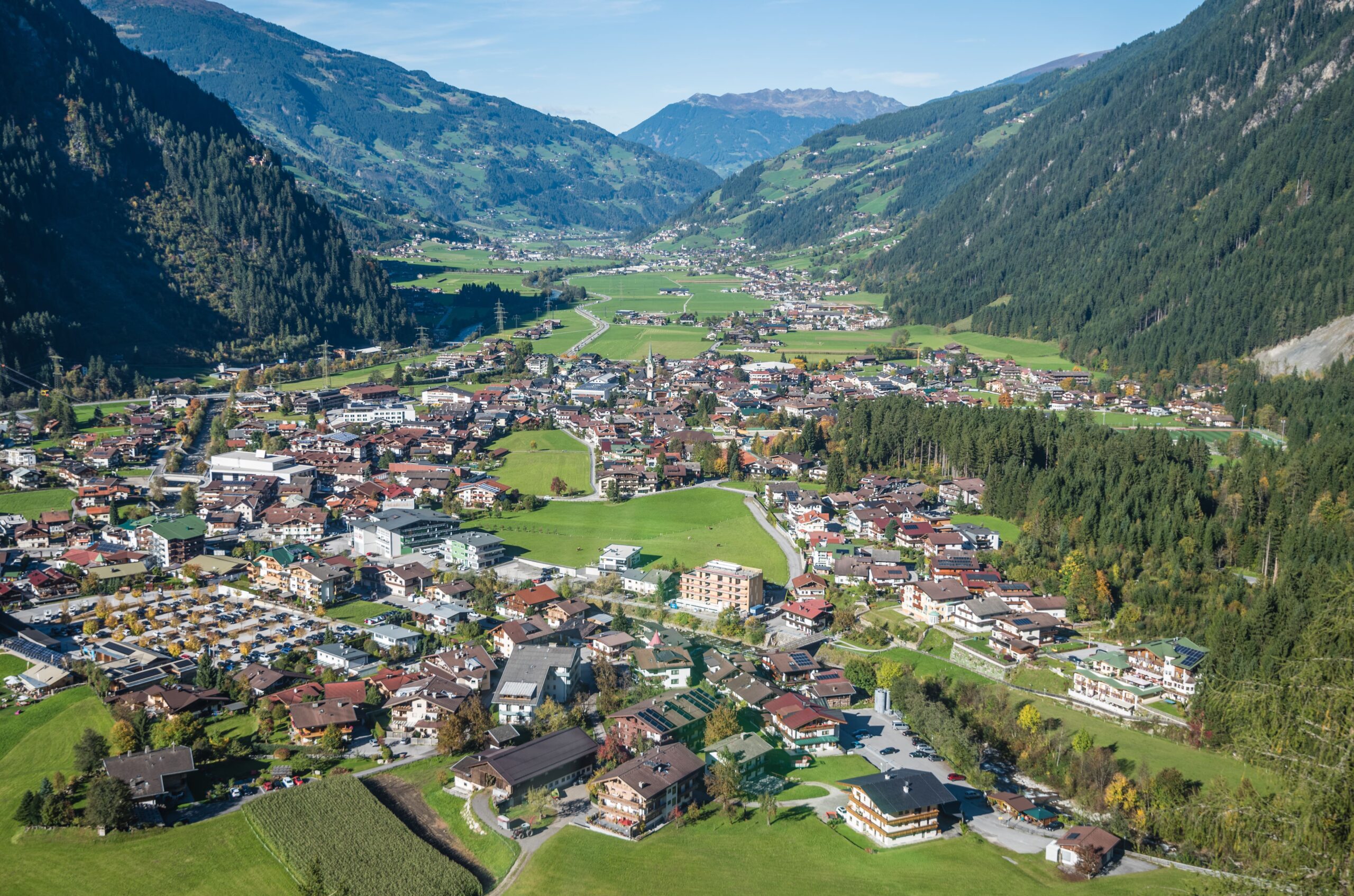 Luftaufnahme von Mayrhofen im Zillertal als attraktiver Wohnort.