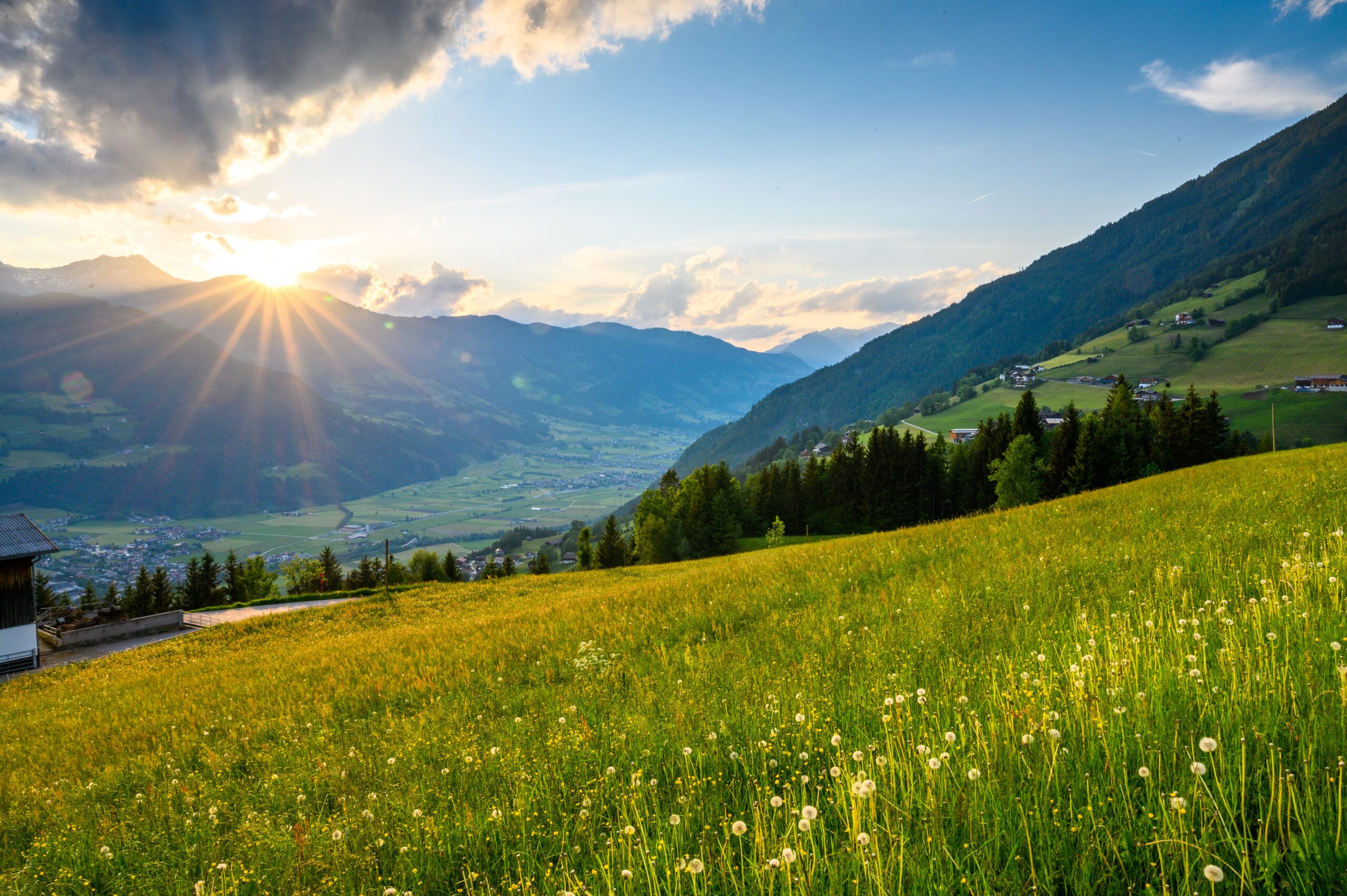 Sonniges Baugrundstück in Hanglage im Zillertal mit weitem Talblick.