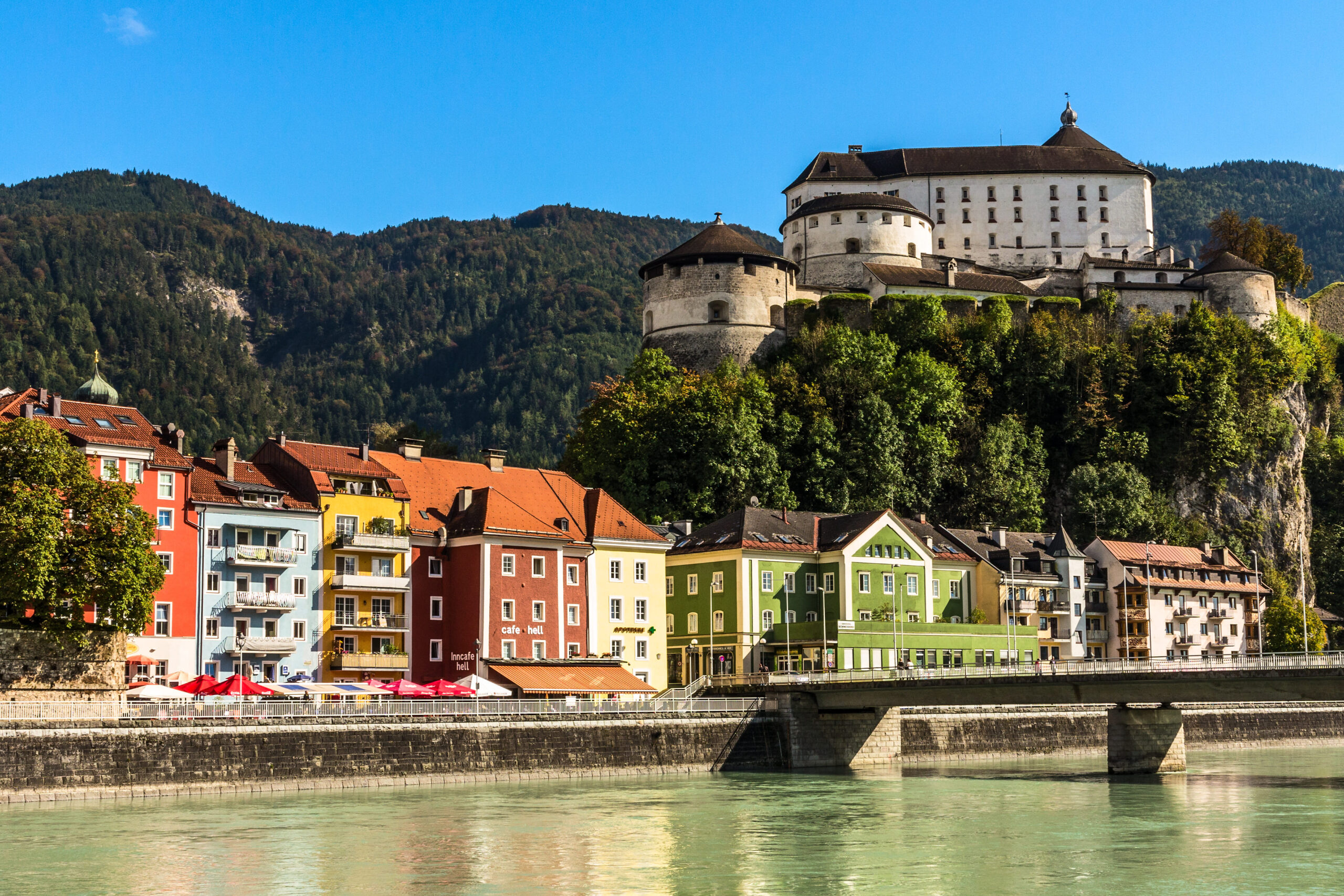 Historische Altstadthäuser am Inn vor der Festung Kufstein in Tirol.