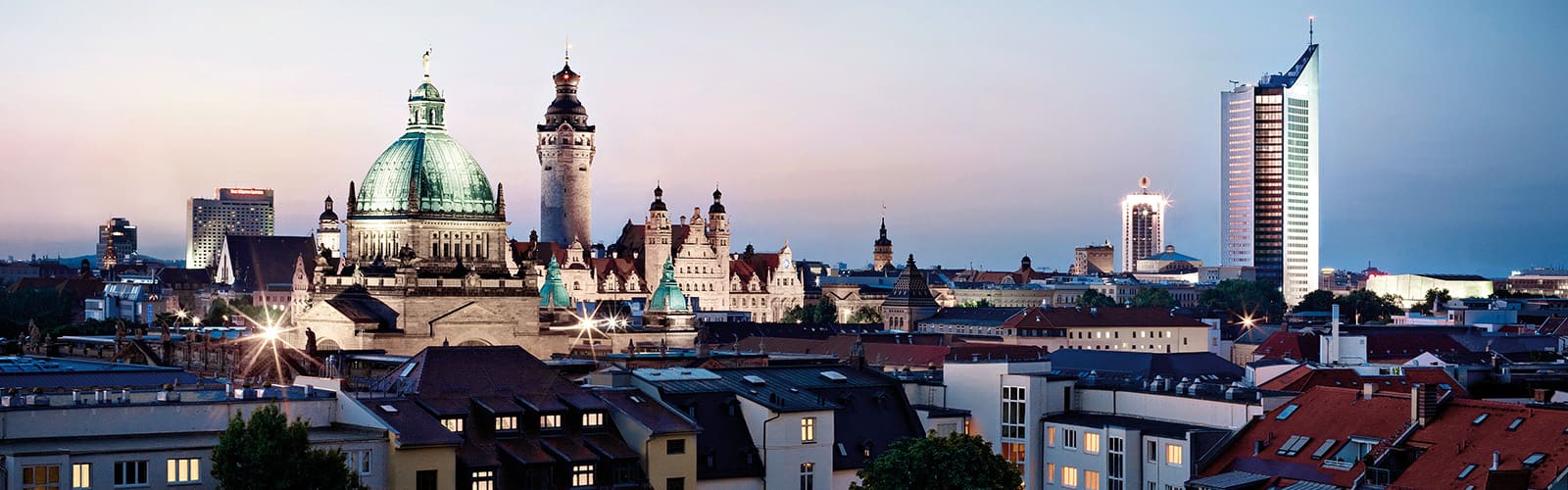Leipzig Skyline bei Dämmerung mit alten und neuen Gebäuden.