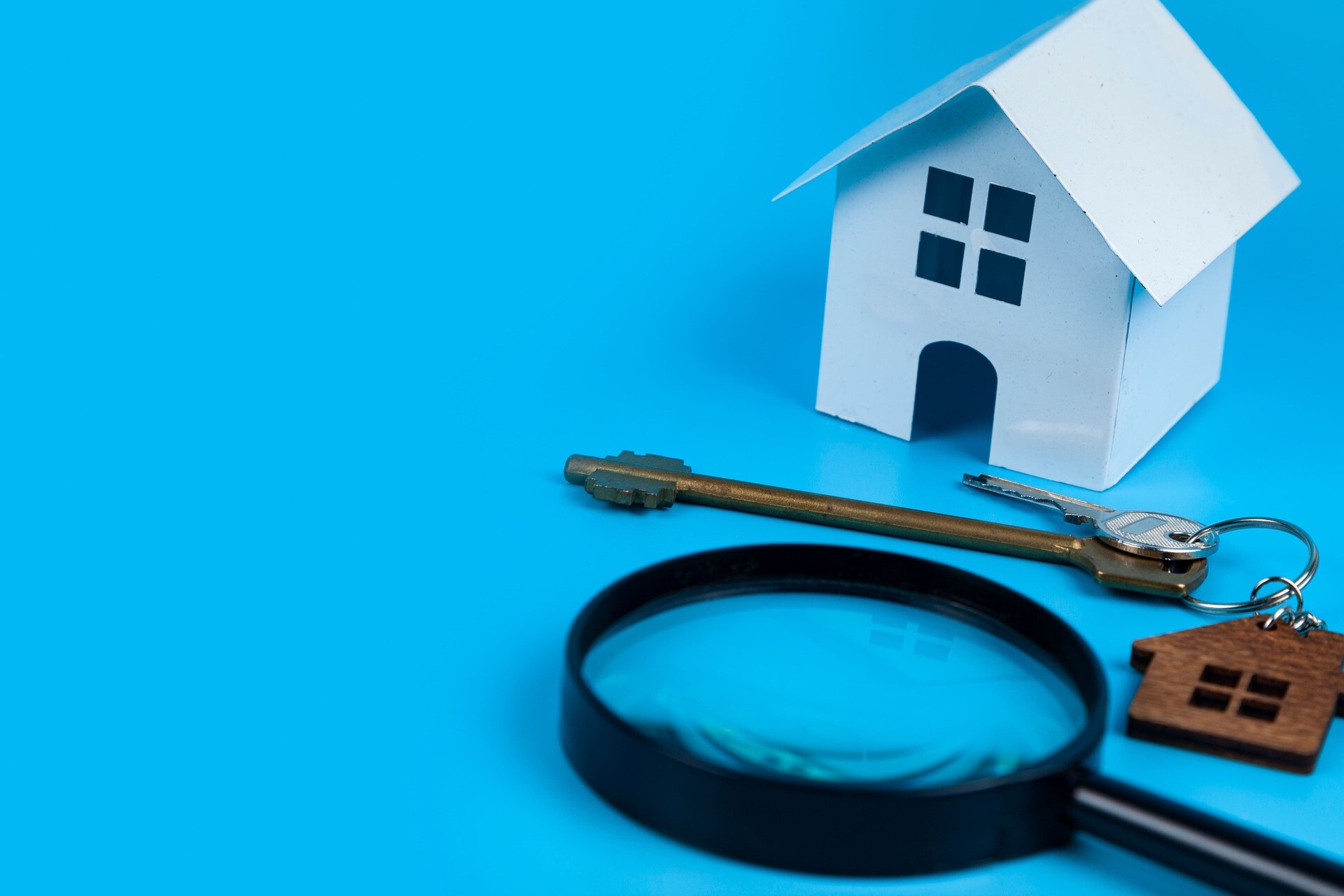 Miniaturhaus mit Lupe