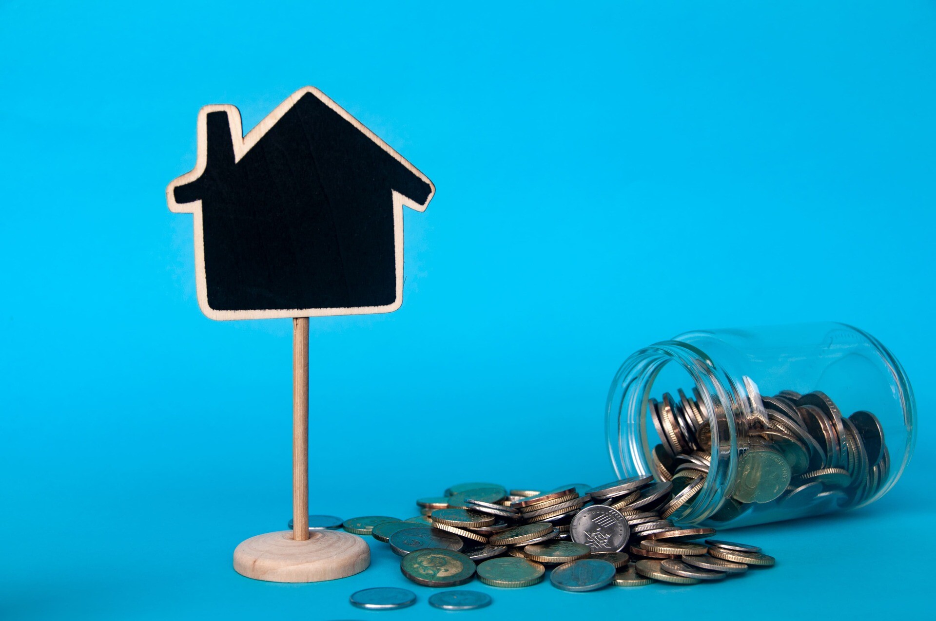 Miniaturhaus mit Münzen