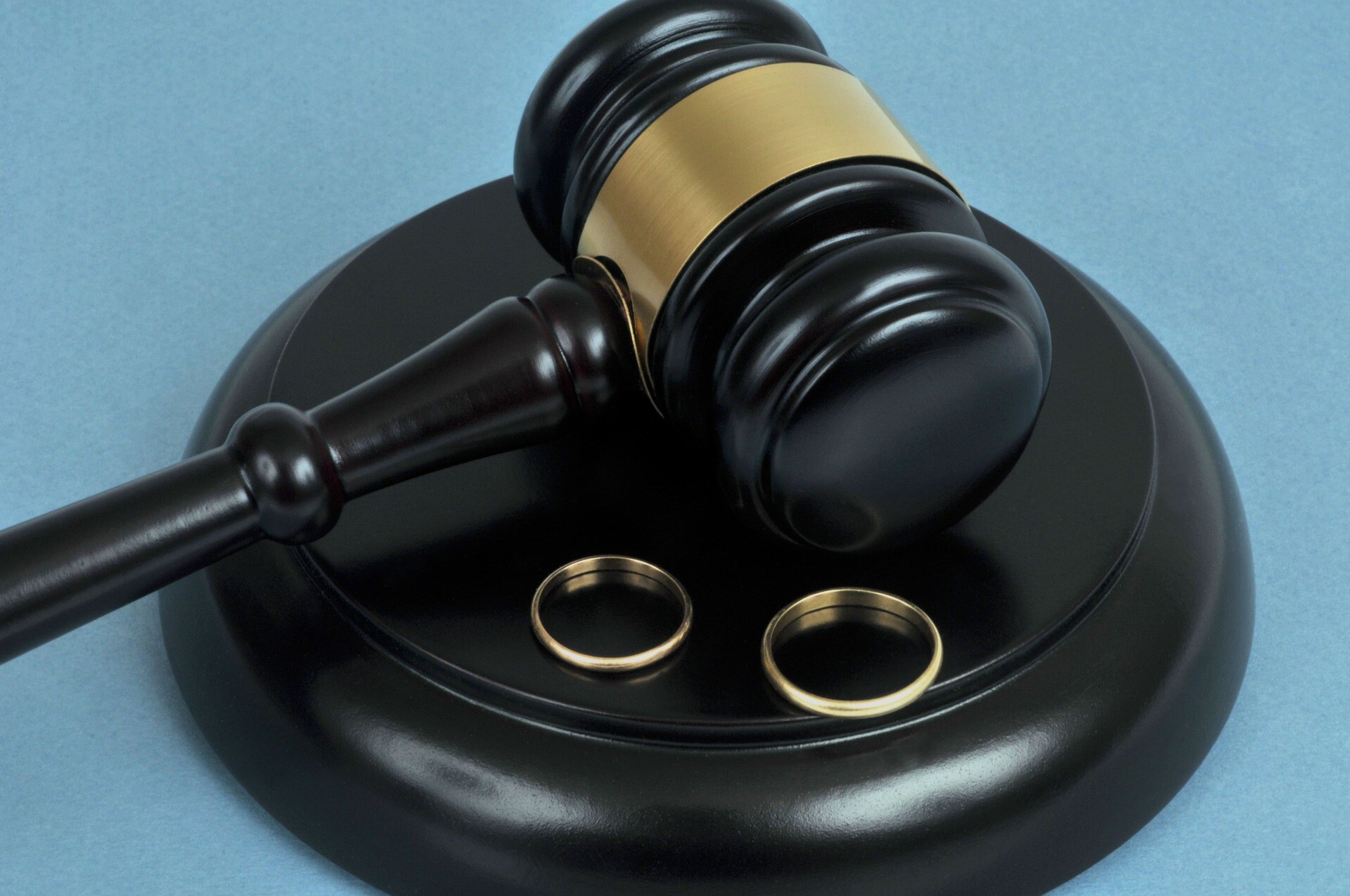 Richterhammer und Eheringe