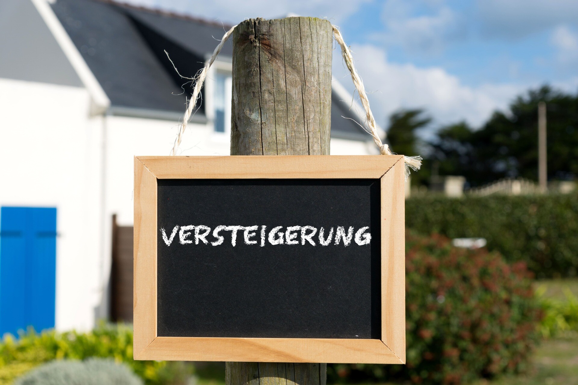 Schild mit Aufschrift "Versteigerung"
