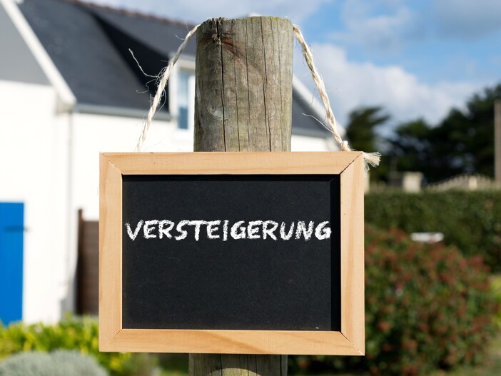 Schild mit Aufschrift "Versteigerung"