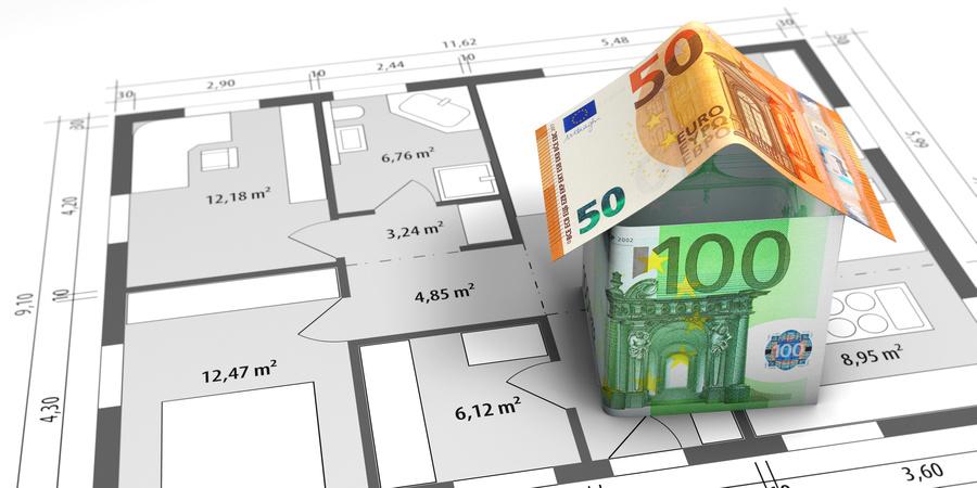 50-Euro-Schein als Dach auf einem aus 100-Euro-Scheinen geformten Haus auf einem Bauplan.
