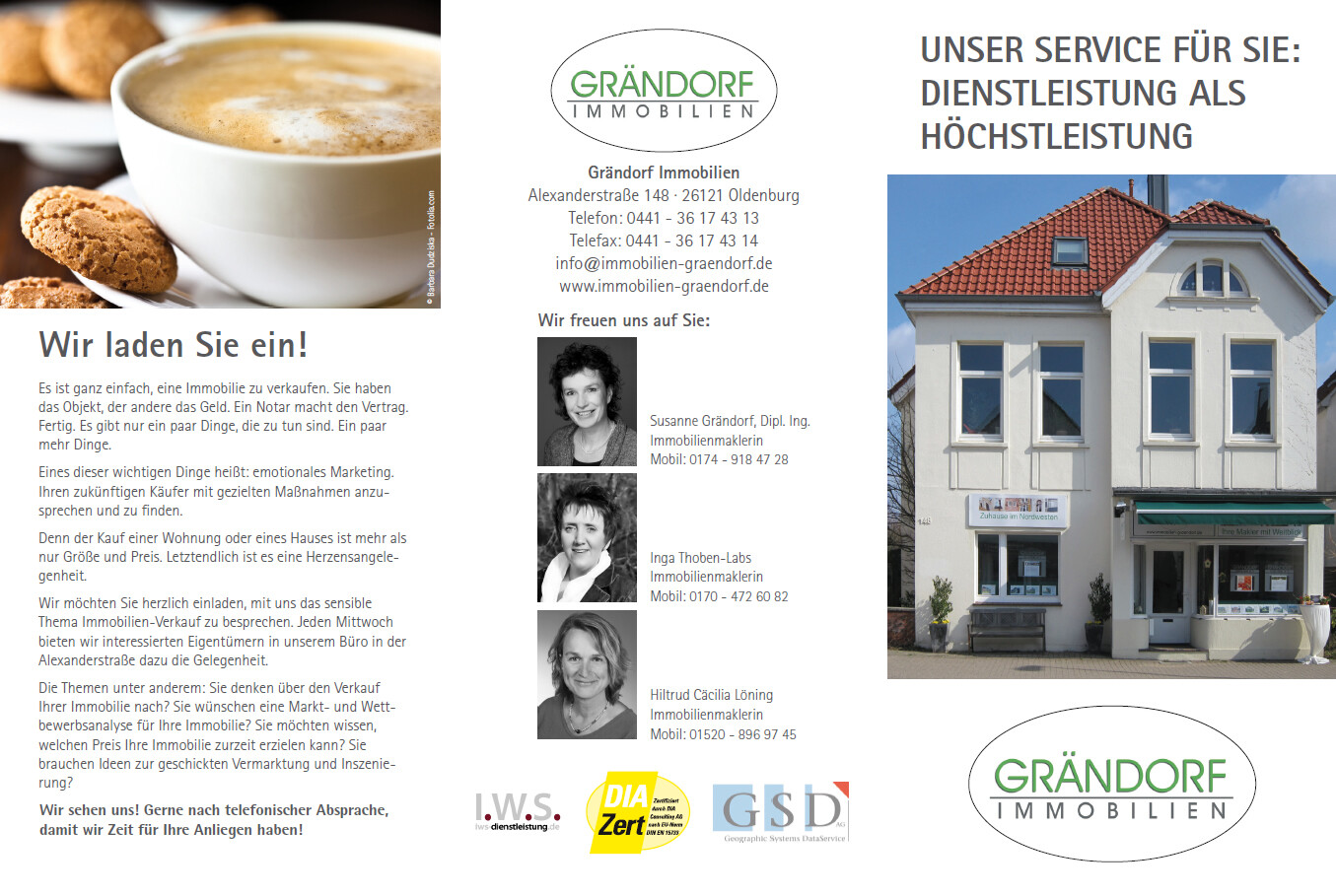 Kaffee, Kekse und ein weißes Haus mit rotem Dach in einer Broschüre.