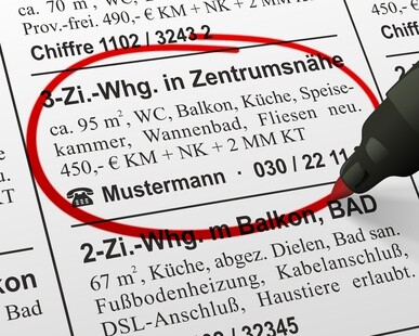 Wohnungsanzeige in Zeitungsartikel, rot umkreist.