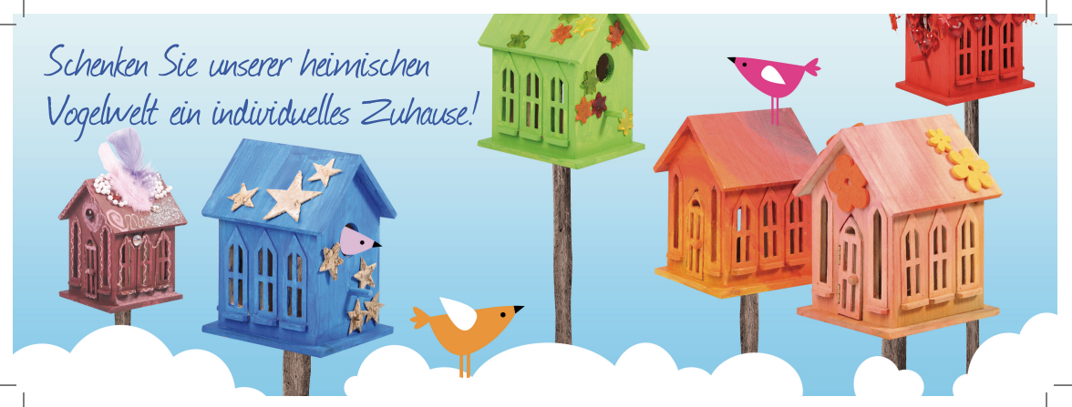 Bunte Vogelhäuser und Vögel vor blauem Himmel mit Wolken.