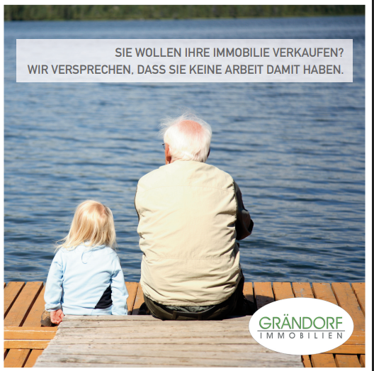 Mann und Kind sitzen auf Steg am Wasser, Werbetext oben.