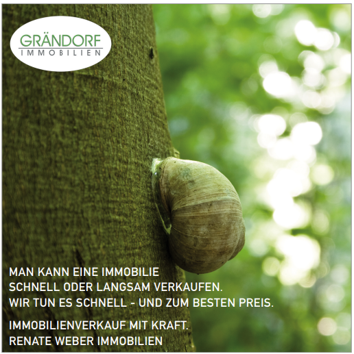 Schnecke auf Baumstamm, grüne Unschärfe, deutscher Immobilientext überlagert.