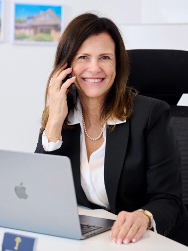 Birgit Kaesler telefoniert am Laptop.