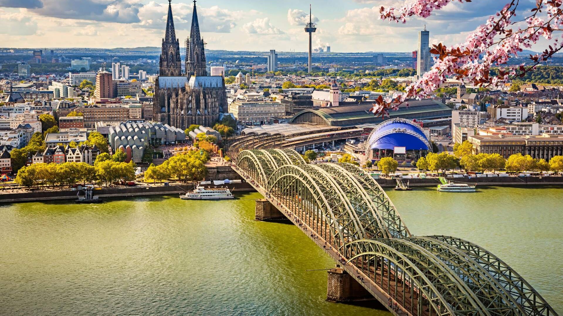Panoramablick auf die Kölner Innenstadt mit Dom und Hohenzollernbrücke am Rhein.