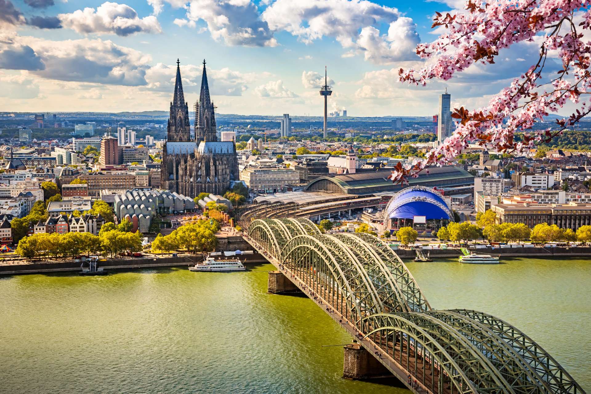 Panoramablick auf die Kölner Innenstadt mit Dom und Hohenzollernbrücke am Rhein.
